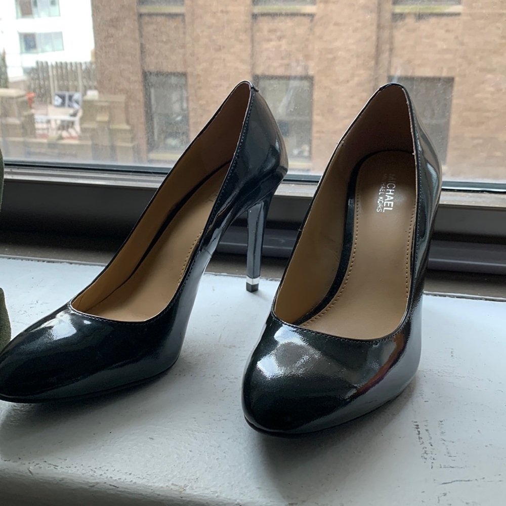 Michael Kors size 6 navy blue pumps